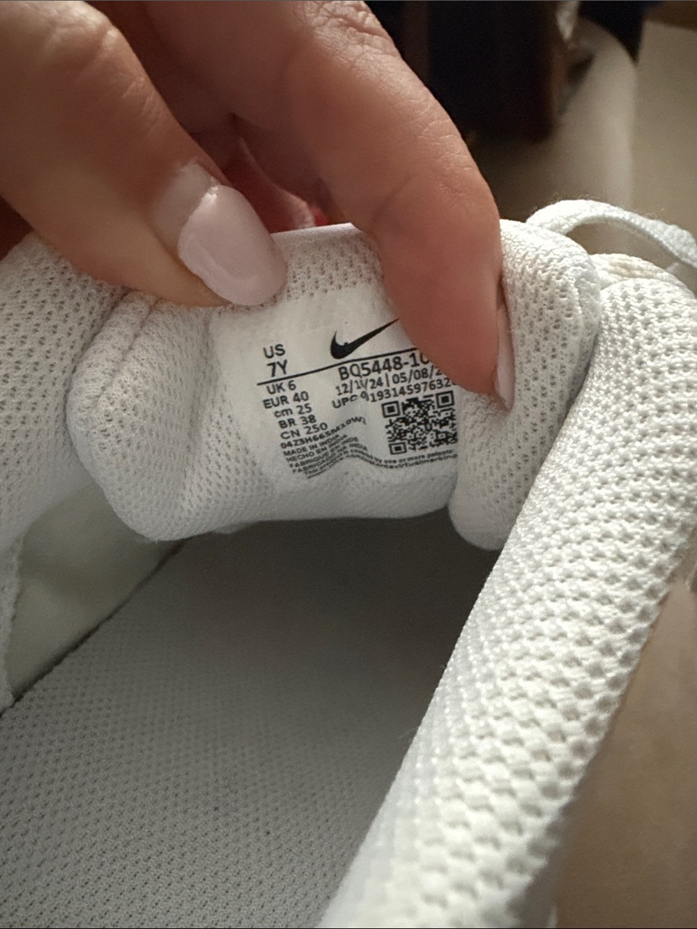 Nike Dunk Youth/ Women’s White shoe size youth 7 or a women’s 8/8.5.